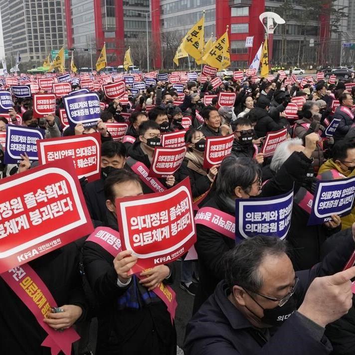 South Korea will suspend licenses of 2 senior doctors in first punishment for doctors' walkouts